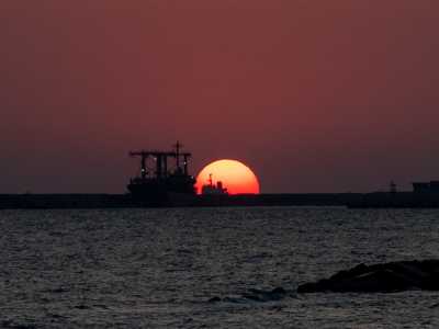 Lena ci mostra una nave nel porto che sembra entrare nella sfera che sta nascendo a met� tra il cielo e l�acqua